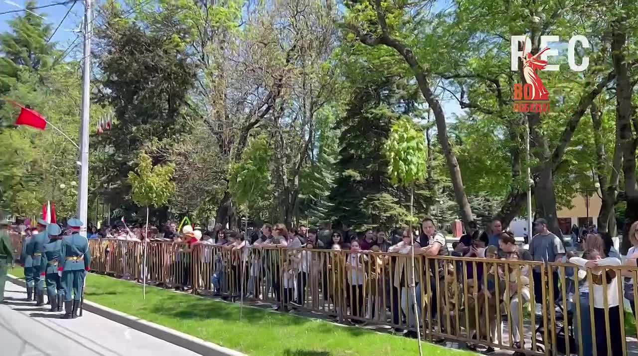 Сотни жителей Южной Осетии в ожидании начала парада Победы на центральной Площади Цхинвала