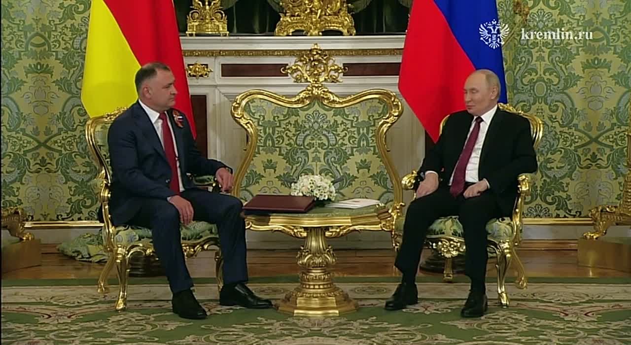 Владимир Путин проводит встречу с президентом Южной Осетии Аланом Гаглоевым