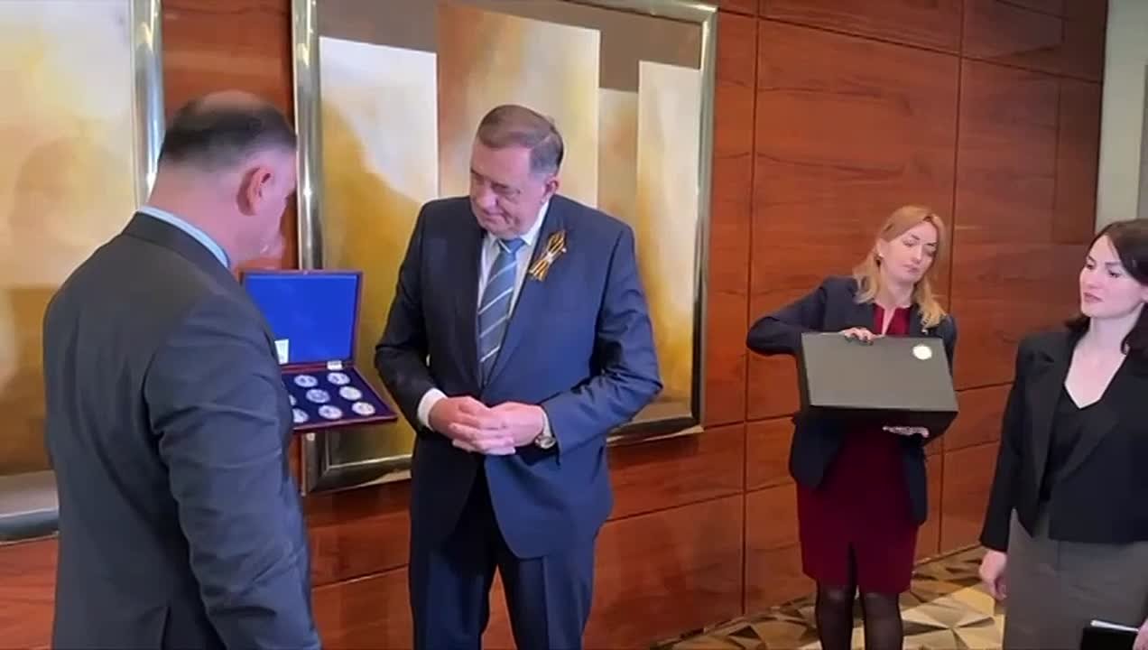 Алан Гаглоев подарил Милораду Додику коллекцию памятных монет Нацбанка РЮО