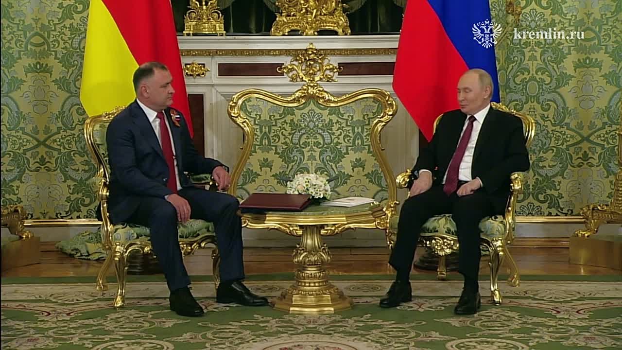Владимир Путин начал встречу с президентом Южной Осетии Аланом Гаглоевым