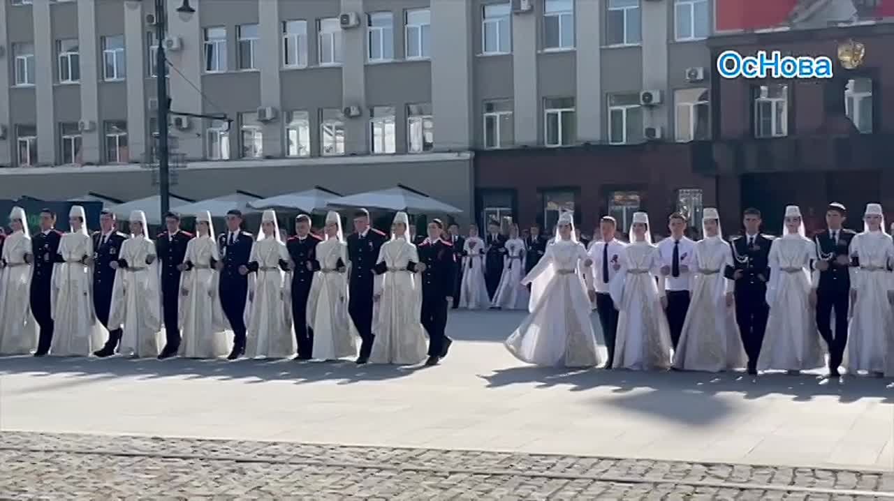 Кадетский бал проходит в эти минуты на площади Свободы