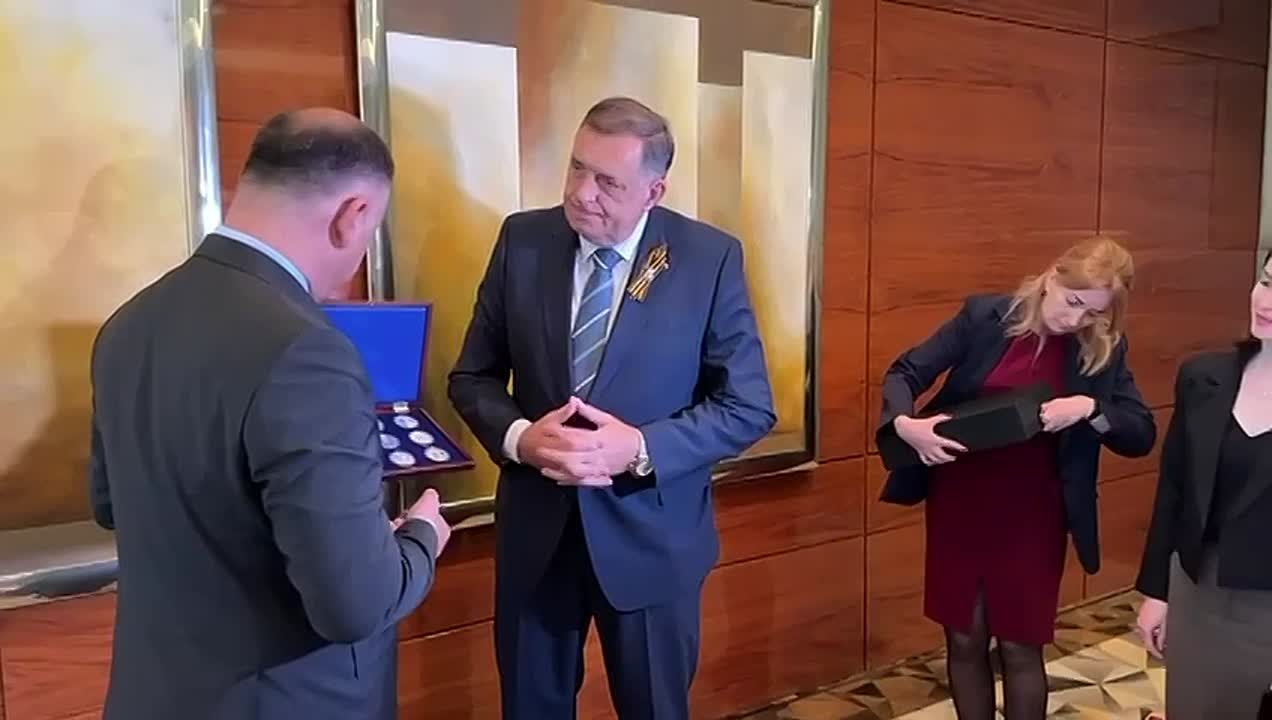 Алан Гаглоев подарил Милораду Додику коллекцию памятных монет Нацбанка РЮО