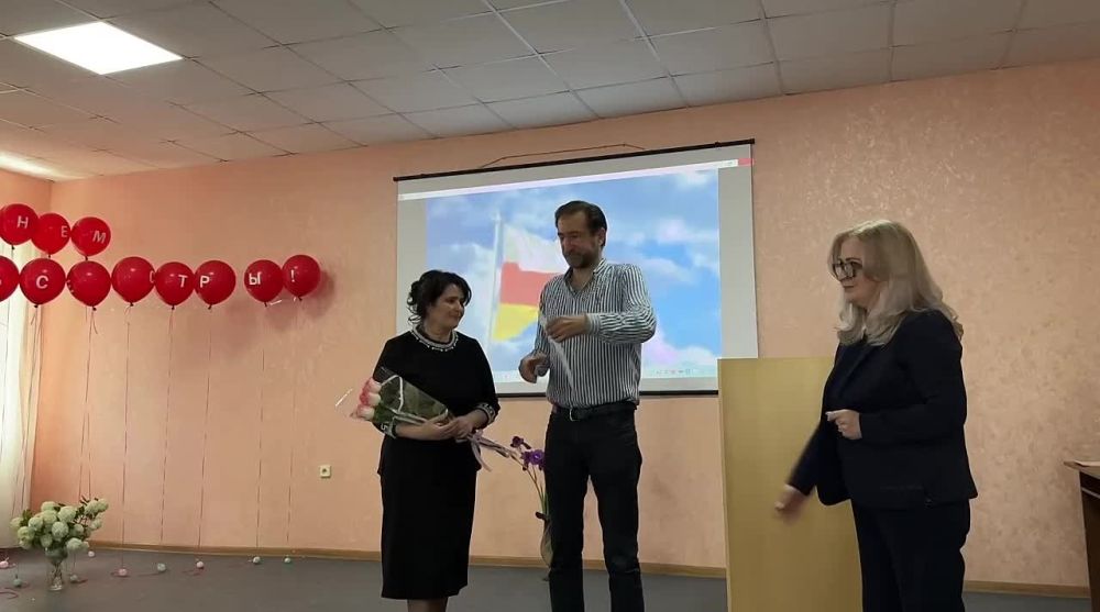 В Цхинвальском медицинском училище в честь празднования Международного дня медицинской сестры проходит церемония награждения почетными грамотами работников городских и районных медучреждений Южной Осетии