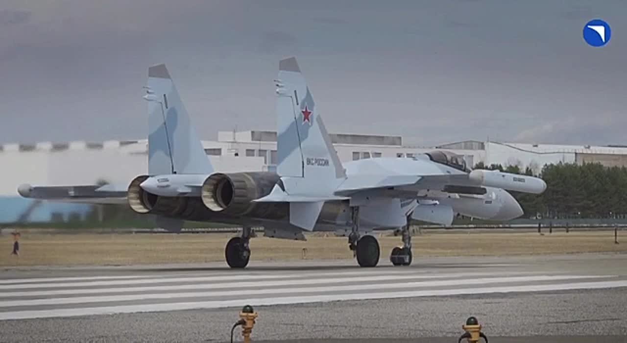 Объединенная авиастроительная корпорация поставила Минобороны России партию новых истребителей Су-35С, сообщил "Ростех"