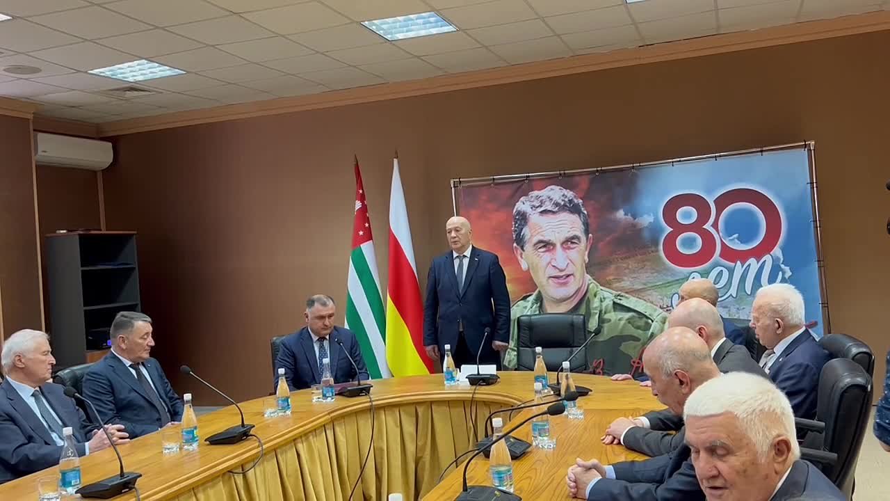 Решительный и принципиальный политик: в Цхинвале проходит торжественное собрание, посвященное 80-летию со дня рождения первого президента Абхазии Владислава Ардзинба