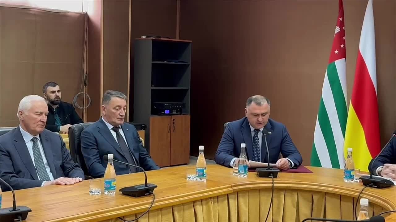 Пример мужества, стойкости и борьбы за свободу: в Цхинвале проходит торжественное собрание, посвященное 80-летию первого президента Абхазии Владислава Ардзинба