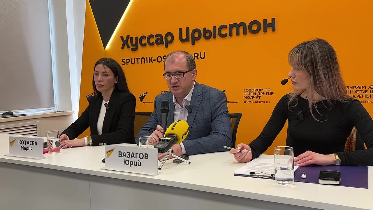 В Цхинвале проходит брифинг председателя комитета информации и печати Южной Осетии Марии Котаевой и руководителя информационно-аналитического управления администрации президента РЮО Юрия Вазагова по итогам участия...