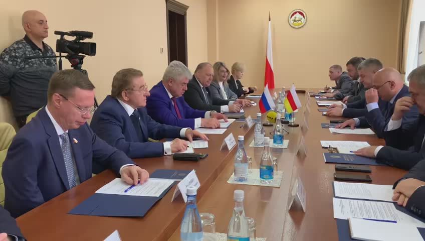 В парламенте Южной Осетии проходит заседание совместной Комиссии по межпарламентскому сотрудничеству с участием депутатов парламента Южной Осетии и представителей Совета Федерации Федерального Собрания Российской Федерации