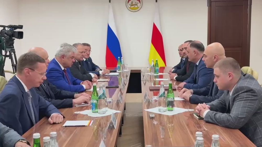 Президент Алан Гаглоев проводит встречу с делегацией Совета Федерации РФ