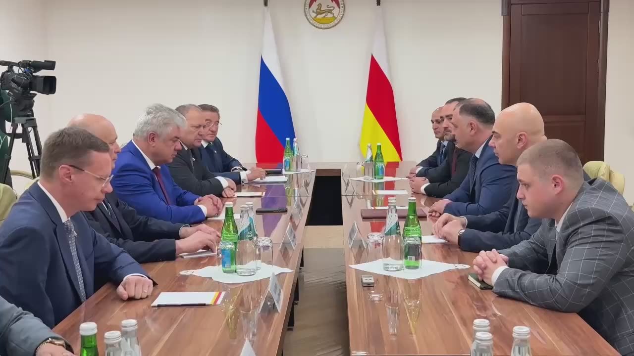 Президент Алан Гаглоев проводит встречу с делегацией Совета Федерации РФ
