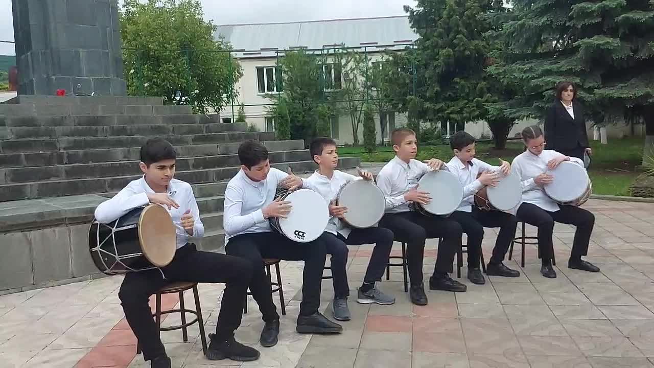 У памятника великому осетинскому поэту Коста Хетагурову проходит культурное мероприятие, посвященное Дню осетинского языка и литературы