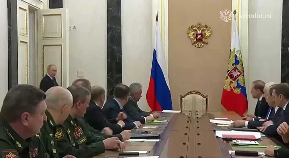 Путин в среду вечером провел совещание по подготовке переговоров с Киевом, сообщил Песков