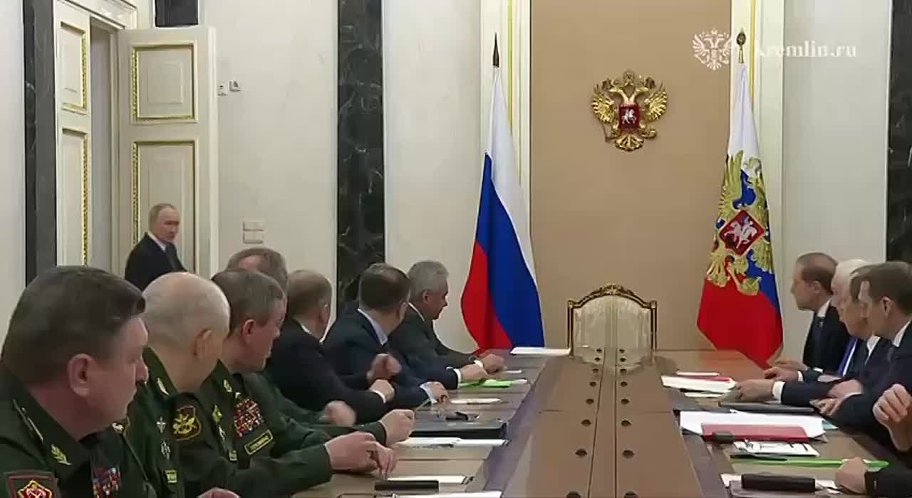 Путин в среду вечером провел совещание по подготовке переговоров с Киевом, сообщил Песков
