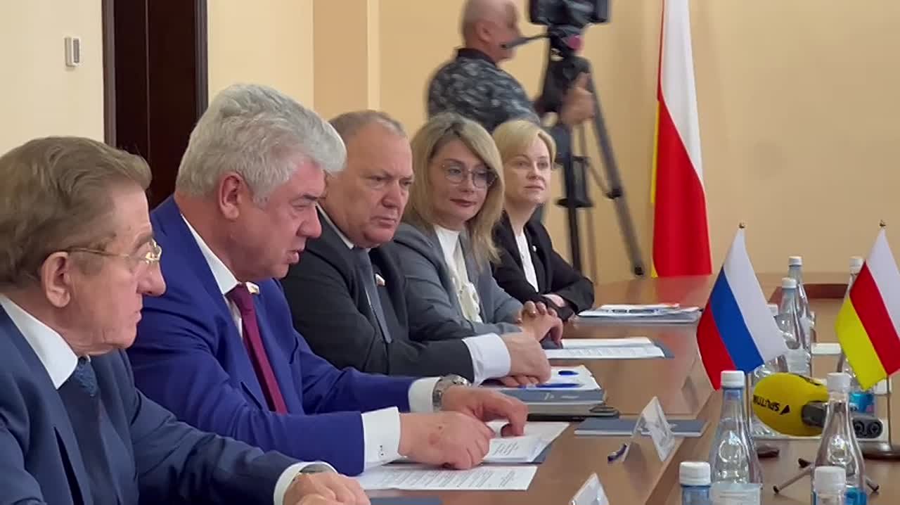 В Цхинвале проходит заседание Комисси по сотрудничеству парламента РЮО и Совета Федерации РФ