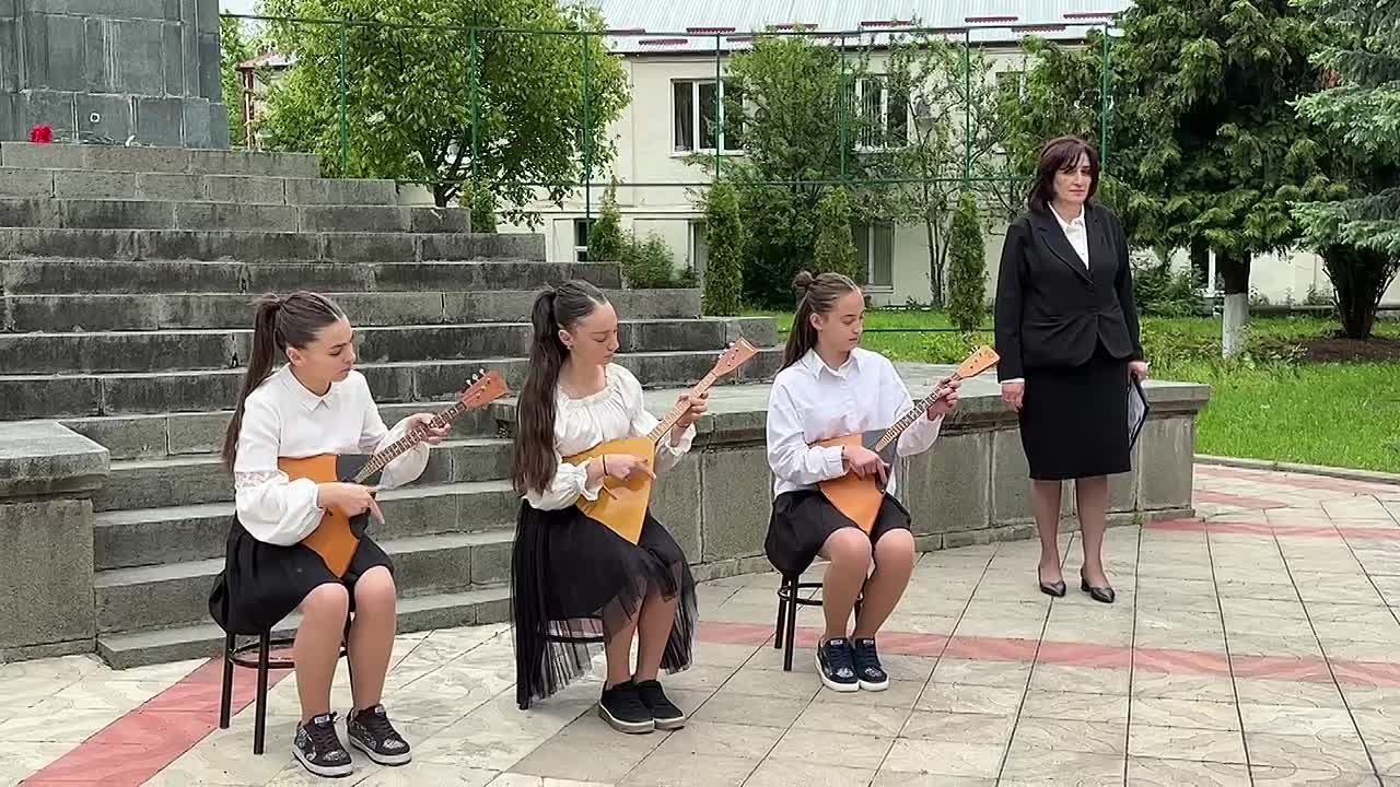 В Цхинвале проходит культурное мероприятие у памятника «Къоста», приуроченное к празднованию Дня осетинского языка и литературы