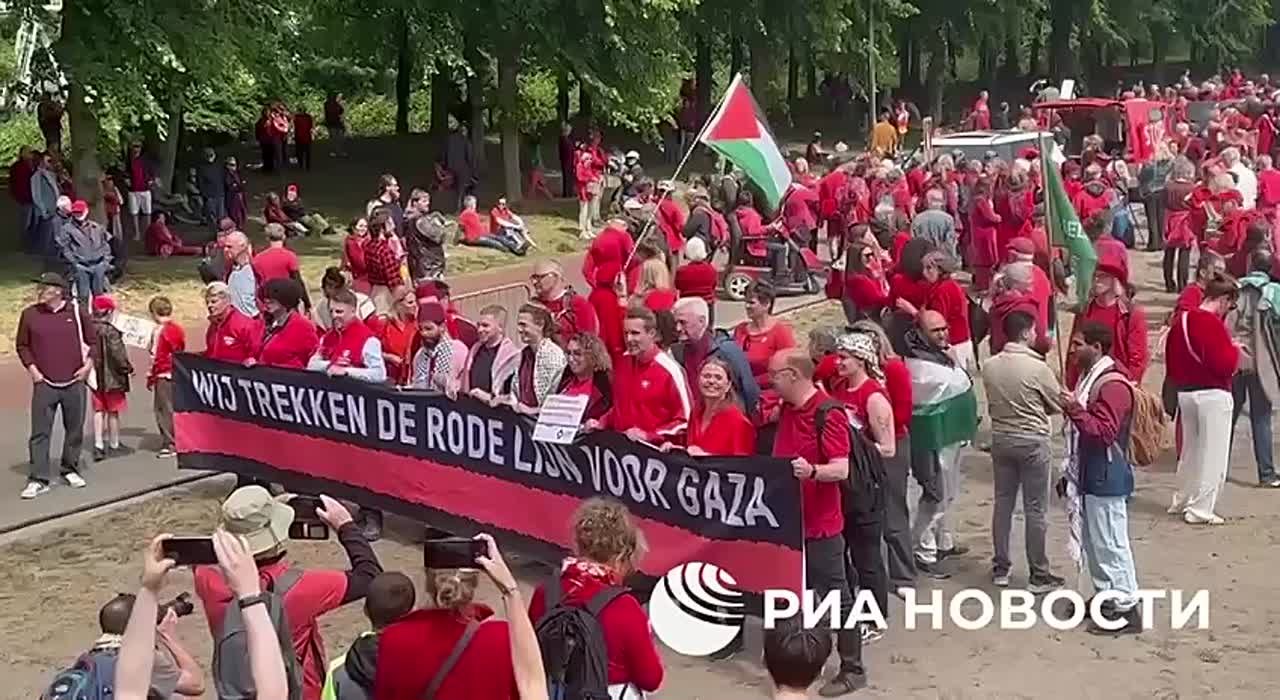 Несколько тысяч человек в вышли на демонстрацию "Красная линия" в Гааге против политики Нидерландов в отношении Израиля и в поддержку сектора Газа, передает РИА Новости