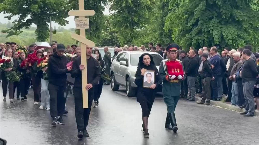 В Южной Осетии простились с погибшим в зоне СВО бойцом Русланом Кумаритовым