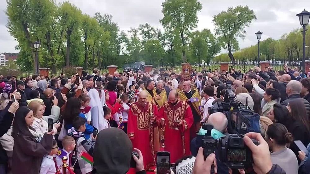 В Минске освятили и официально открыли первую Армянскую Апостольскую церковь, передает корреспондент Sputnik