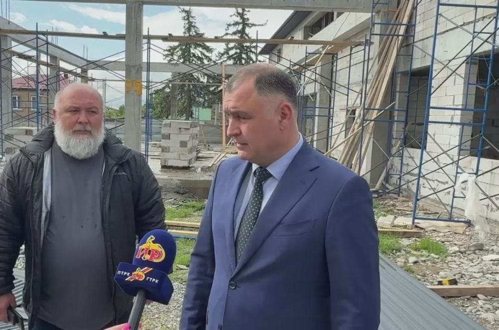 Президент Алан Гаглоев проинспектировал ход работ Школы искусств в Цхинвале