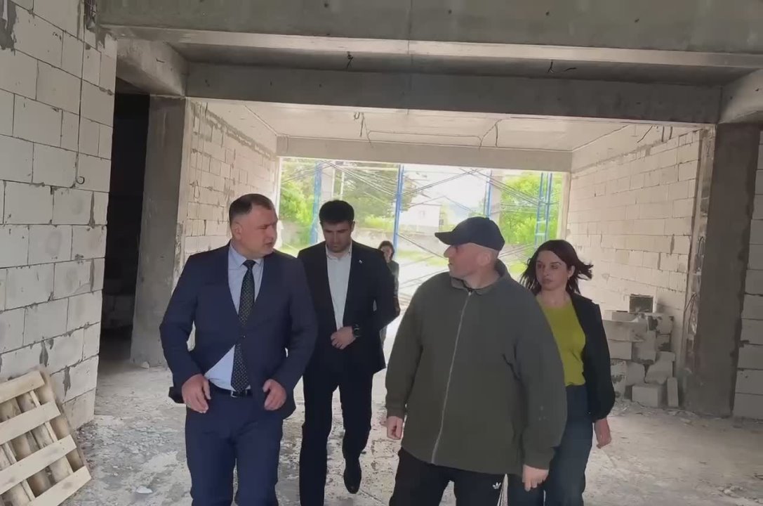 Президент Алан Гаглоев осмотрел в понедельник утром ход строительных работ Школы искусств
