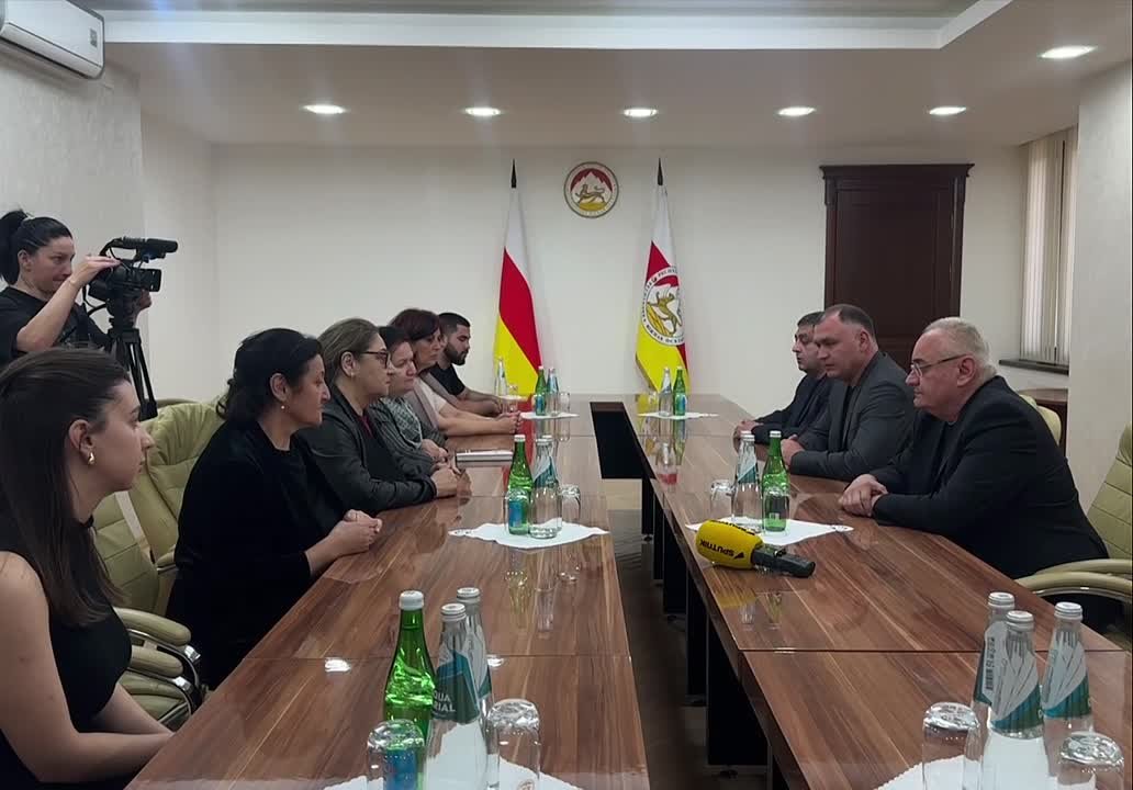 Президент Алан Гаглоев проводит встречу с представительницами комитета "Матери Беслана"