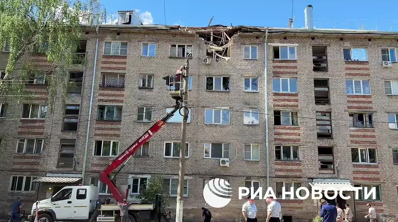 Специалисты устраняют последствия падения украинского дрона на крышу многоквартирного дома в Туле, передает корреспондент @rian_ru
