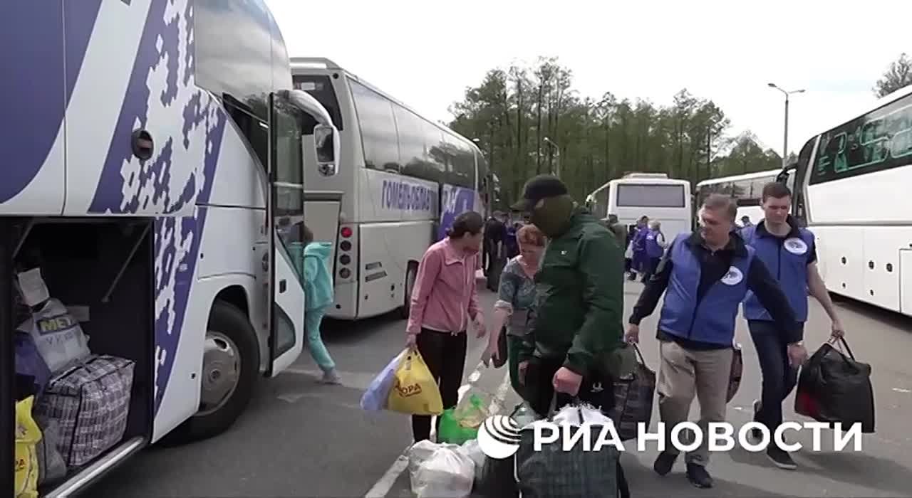 Минобороны показало видео возвращения гражданских лиц из украинского плена, женщины из их числа не сдерживали слез