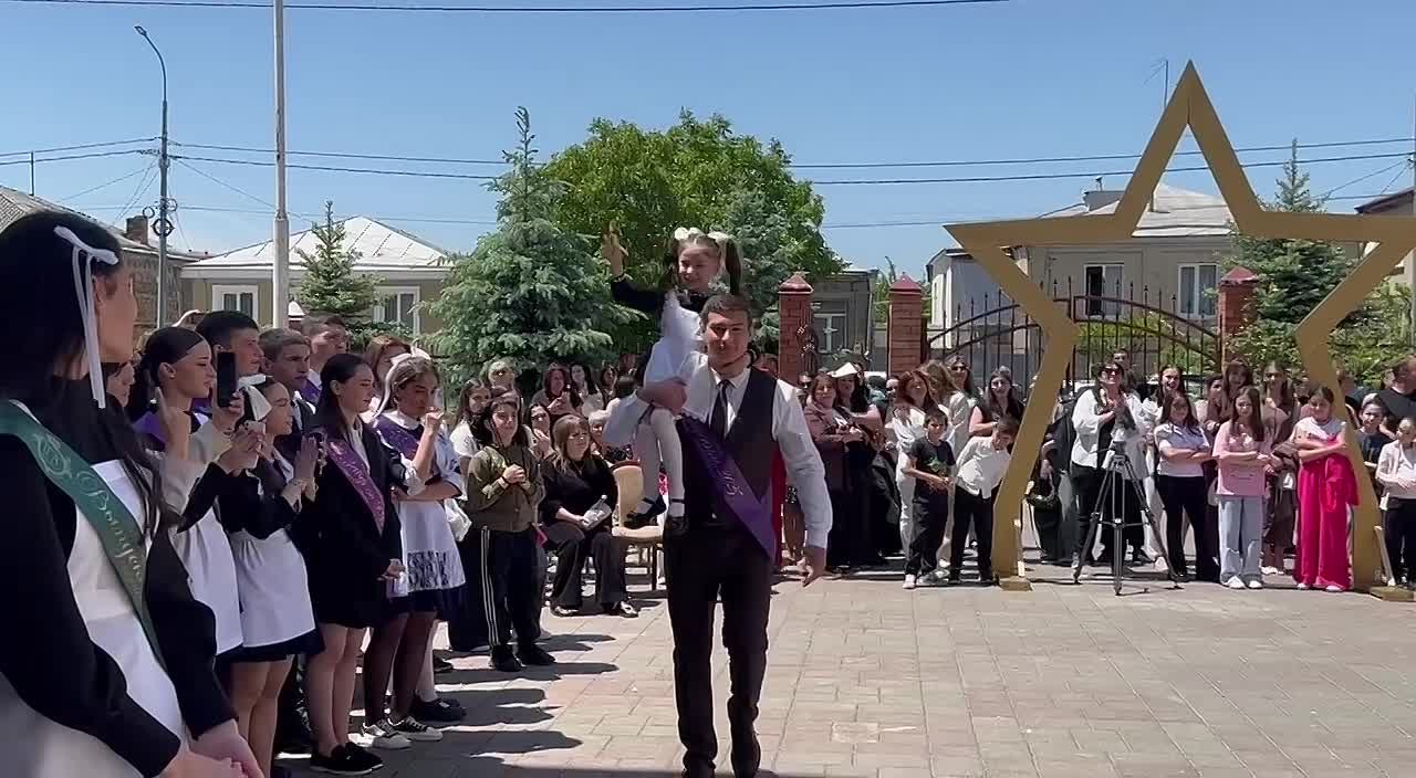 Последний звонок — волнующий, трогательный и важный этап для выпускников - кадры корреспондентов @ia_res из разных школ столицы