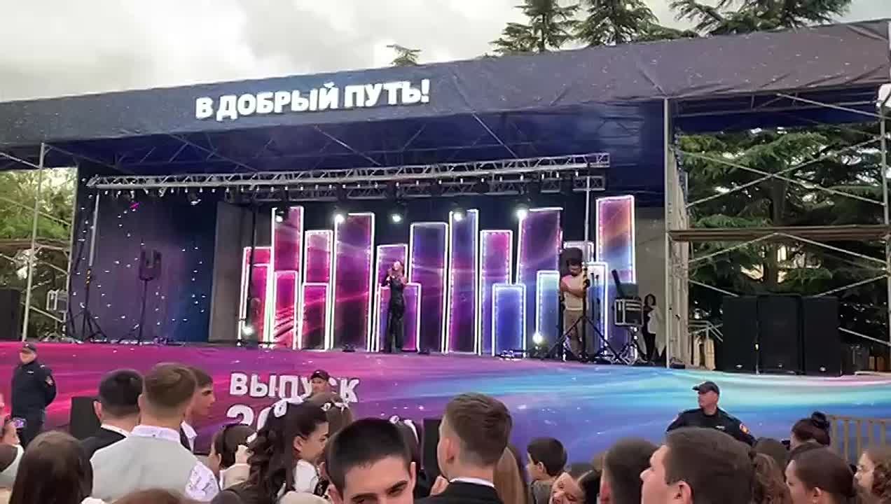 На главной площади Цхинвала в субботу проходит большой праздничный концерт по случаю Последнего звонка