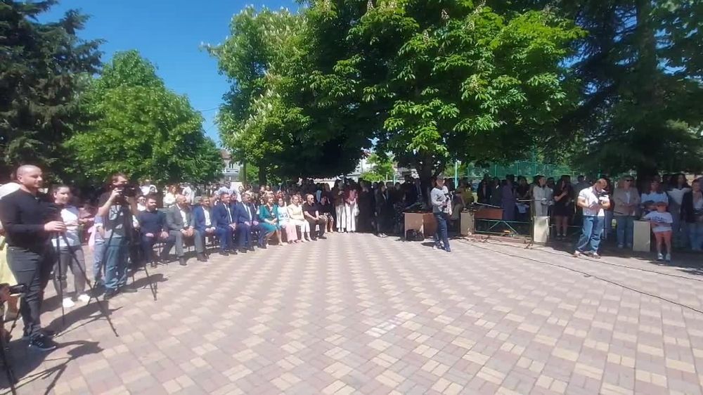 Президент Южной Осетии Алан Гаглоев посетил гимназию «Альбион», чтобы поздравить выпускников с Последним звонком