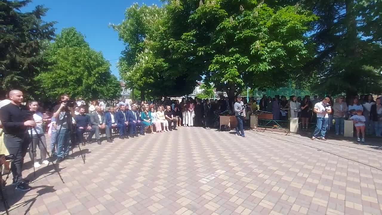 Президент Южной Осетии Алан Гаглоев посетил гимназию «Альбион», чтобы поздравить выпускников с Последним звонком