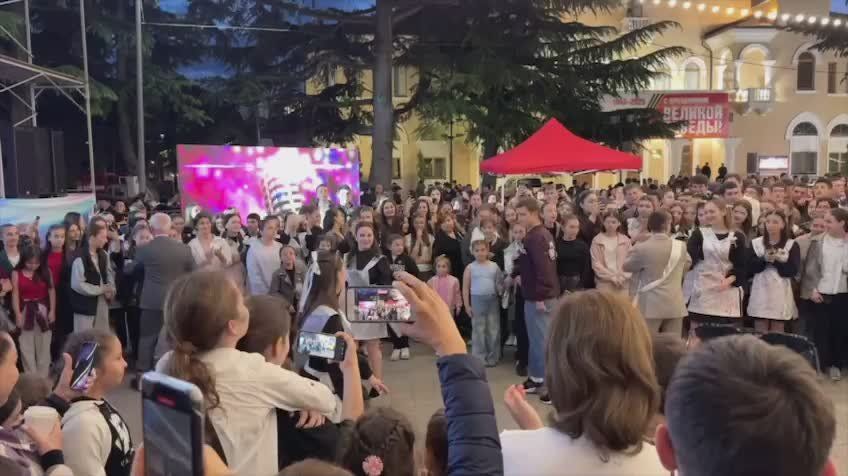 Атмосфера праздника. Выпускники устроили Хъаст на Театральной площади
