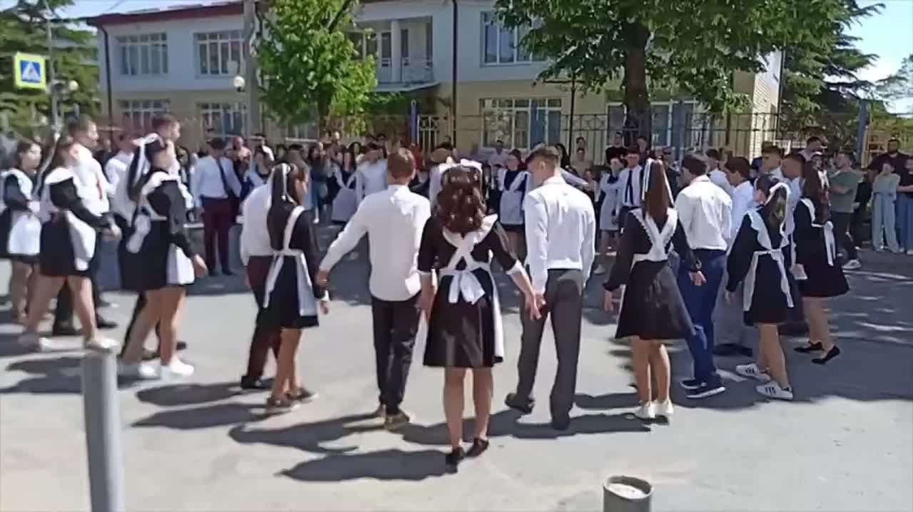 В добрый путь выпускник: в школах Южной Осетии проходят торжественные линейки