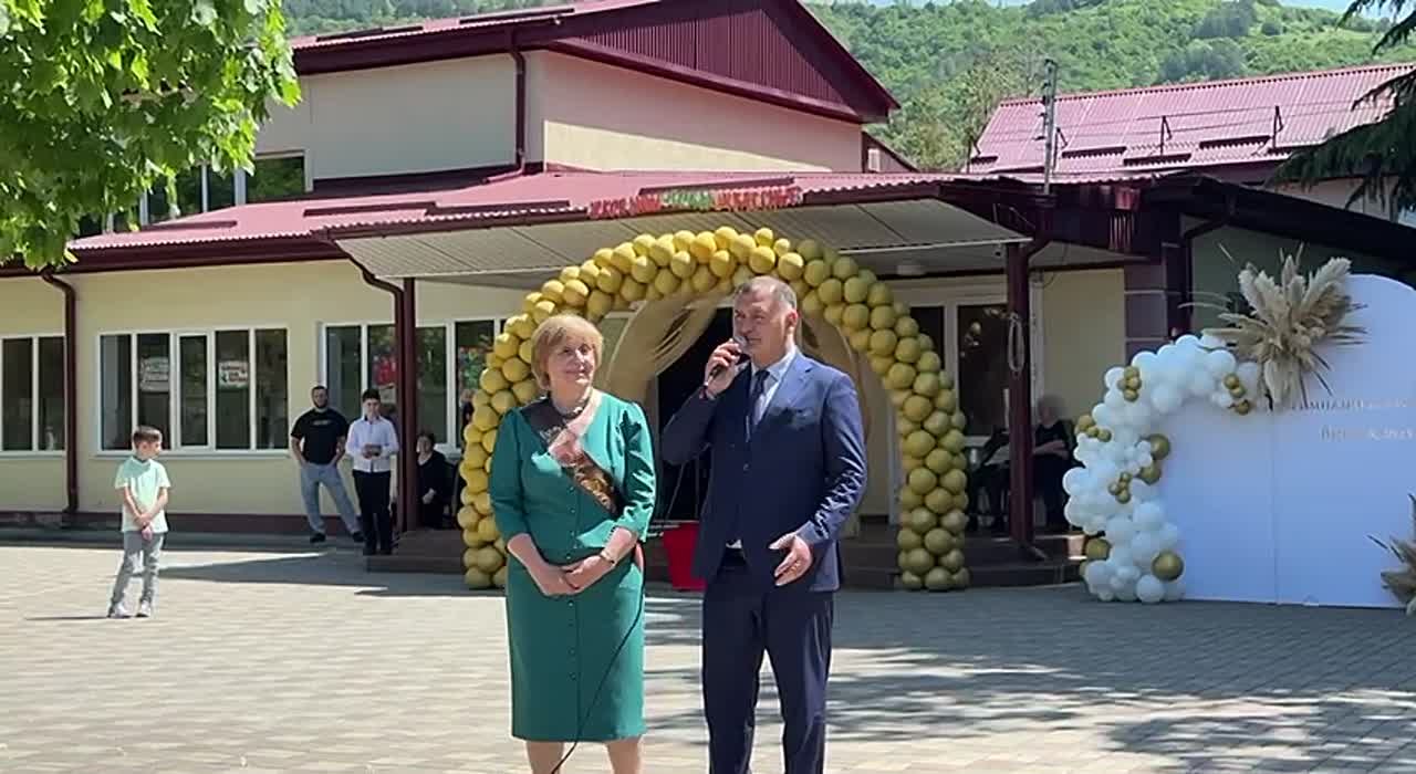 Президент Южной Осетии Алан Гаглоев посетил торжественную линейку в гимназии "Альбион", чтобы поздравить выпускников