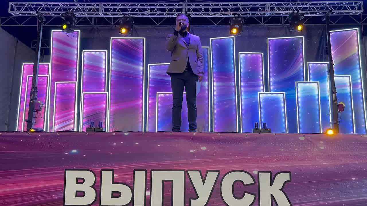Президент Алан Гаглоев, спикер парламента Алан Маргиев, мэр Цхинвала Алан Габараев, министр образования Аслан Лолаев поздравили выпускников с сегодняшним торжеством