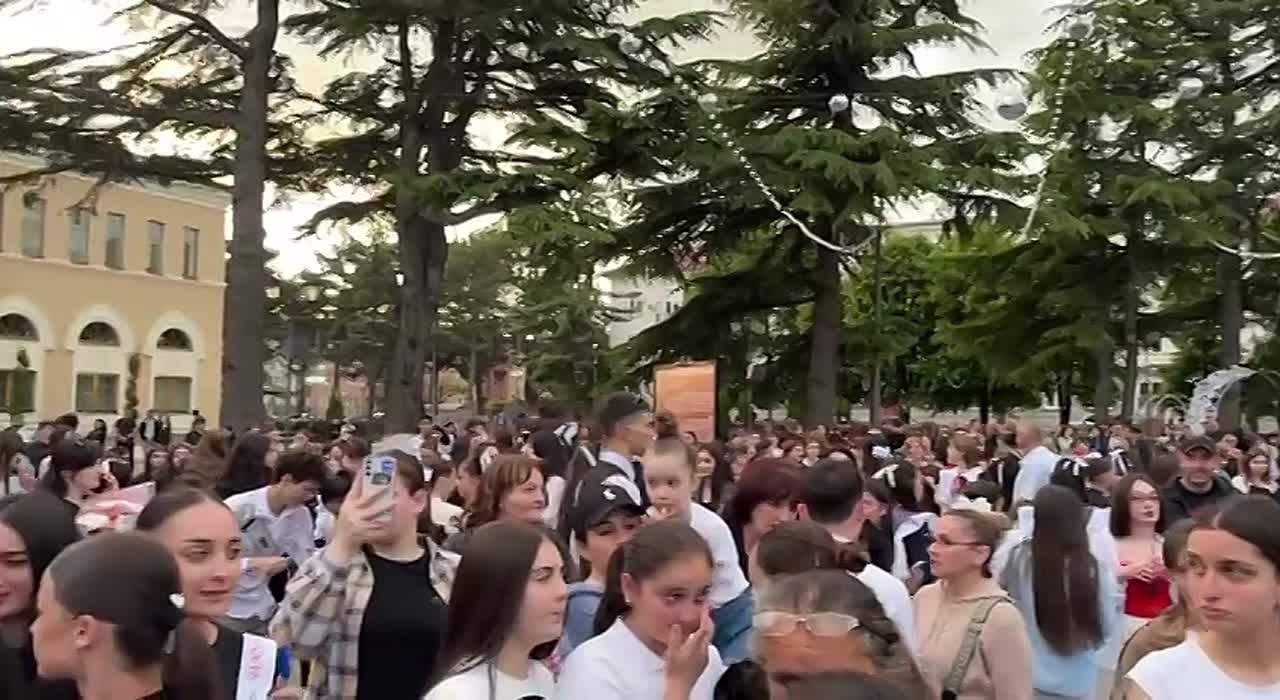 На Театральной площади Цхинвала проходит праздничный концерт в честь выпускников