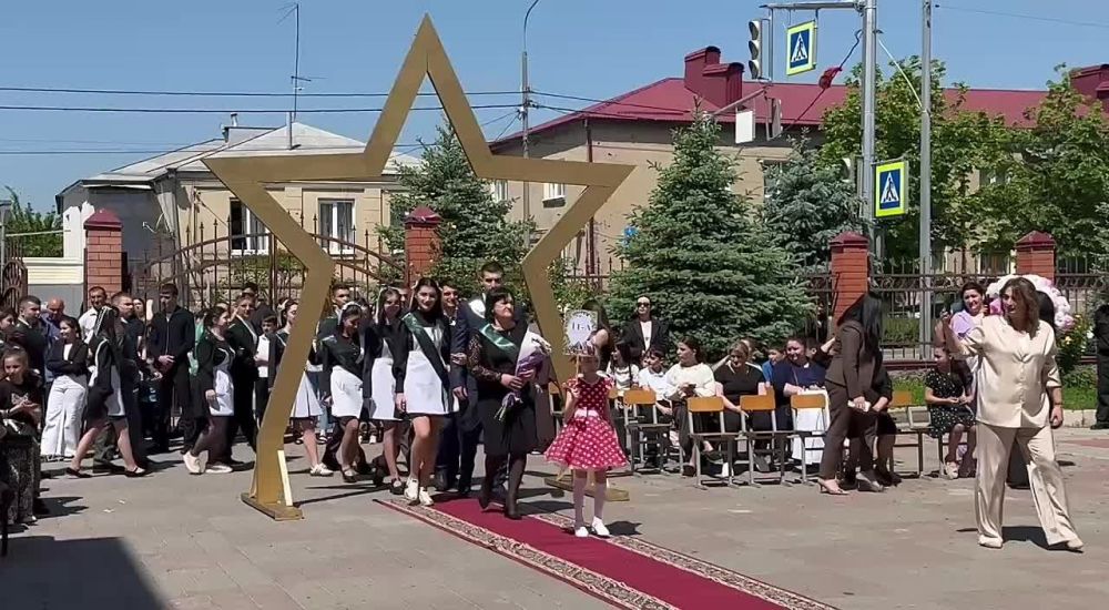 Прощай родная школа: торжественное мероприятие в Цхинвальской школе №5. В этом году школу окончили 62 выпускника, среди них отличники учебы, будущие спортсмены, юристы, дипломаты и экономисты