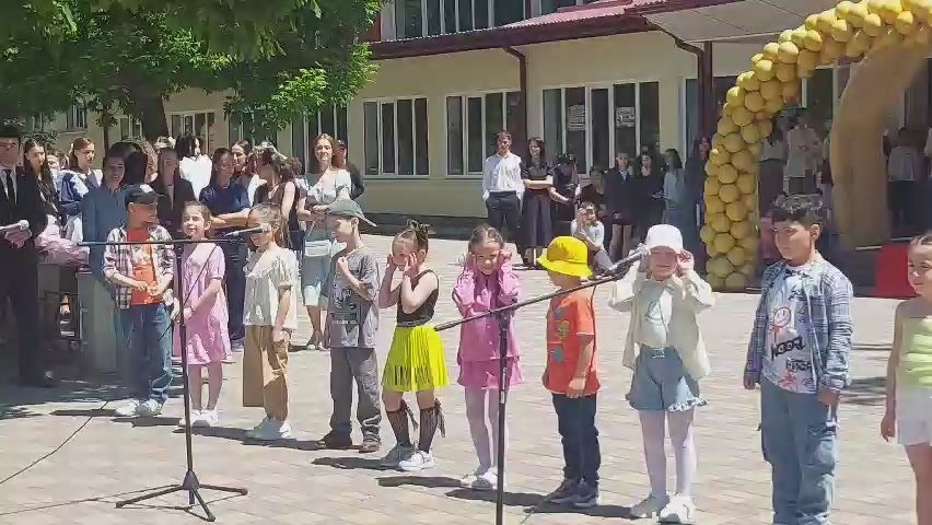 Первоклассники поздравили выпускников гимназии "Альбион" с последним звонком