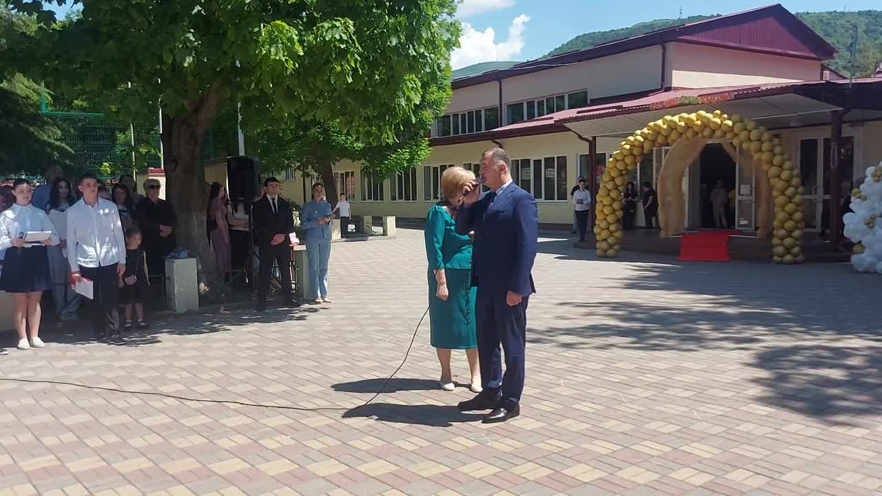 Президент Южной Осетии Алан Гаглоев принял участие в торжественной линейке в гимназии «Альбион» и поздравил выпускников с Последним звонком