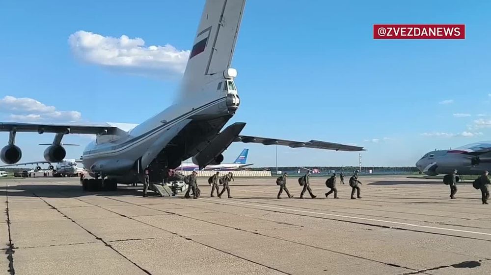 В Подмосковье приземлились самолеты с вернувшимися из украинского плена российскими военными, сообщает телеканал "Звезда"