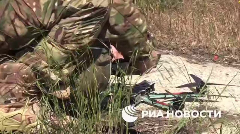 Минобороны показало, как операторы FPV-дронов группировки войск "Днепр" уничтожили группу боевиков ВСУ на ореховском направлении
