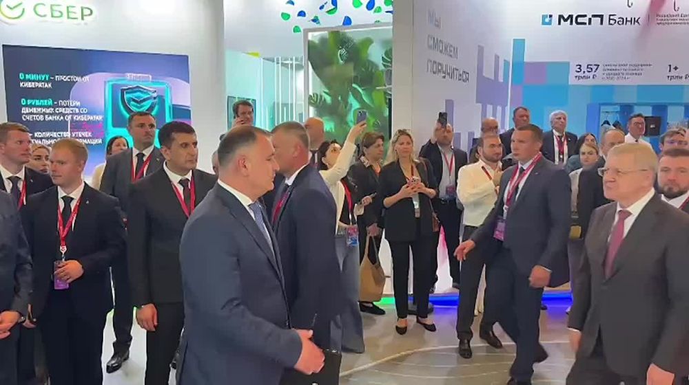 Полномочный представитель президента России в СКФО Юрий Чайка, зампредседателя правительства Александр Новак и замминистра экономического развития Дмитрий Вольвач посетили стенд Южной Осетии на площадке КИФ