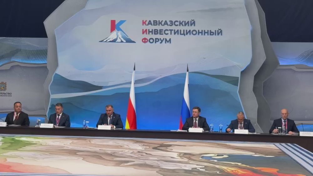 Президент Алан Гаглоев приветствовал российских коллег, отметив, что Александр Новак подробно обозначил ключевые моменты, подчеркнув успешную реализацию в Республике Южная Осетия инвестиционной и государственной программ...