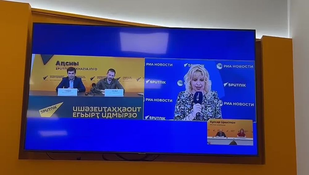 В международном пресс-центре @SputnikOssetia проходит видео-мост Москва–Сухум–Цхинвал на тему вступления в силу указа президента России Владимира Путина об упрощенном получении гражданства РФ для граждан Абхазии и Южной...