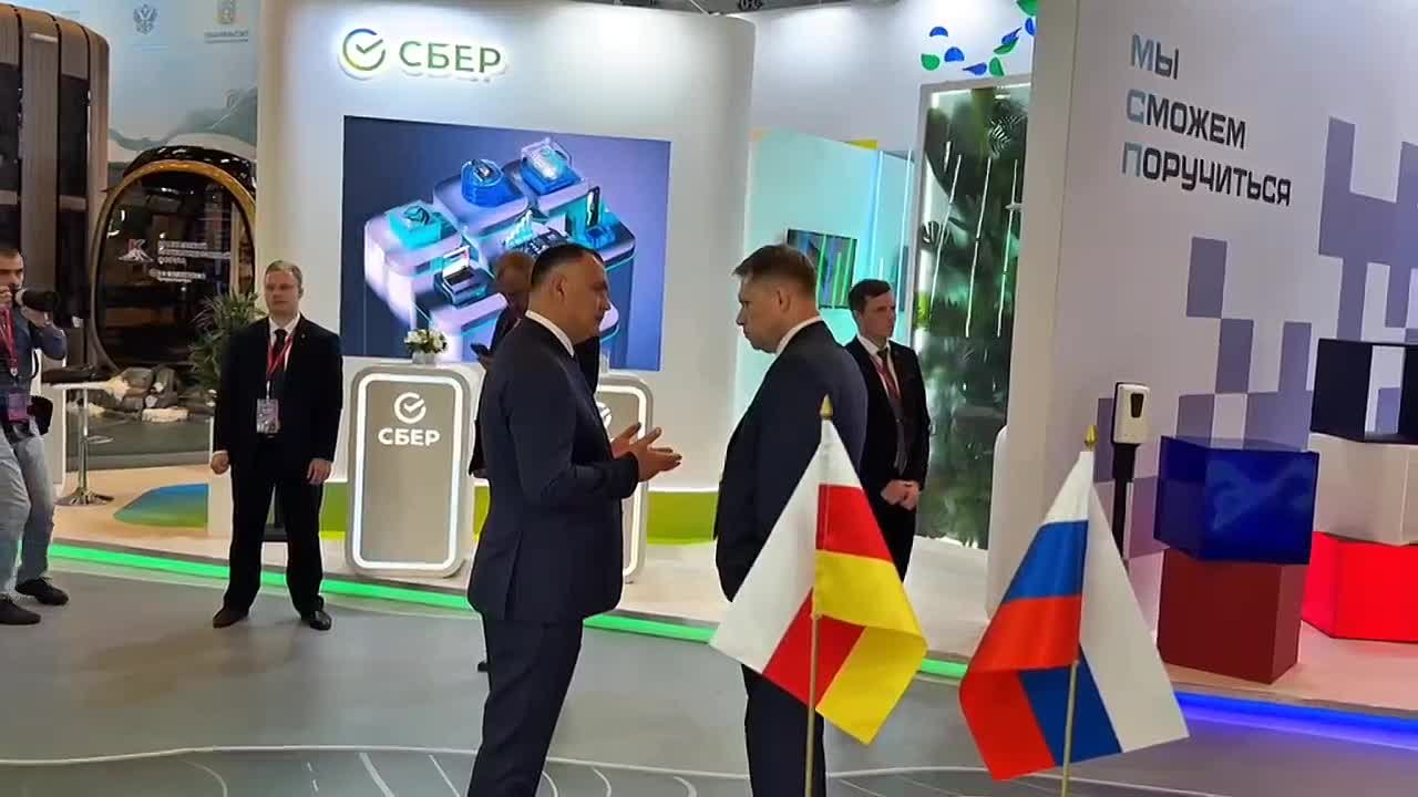 Президент Южной Осетии Алан Гаглоев и министр здравоохранения России Михаил Мурашко пообщались на полях Кавказского инвестиционного форума