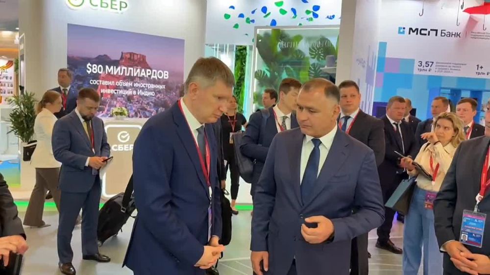 Министр экономического развития РФ Максим Решетников посетил стенд Южной Осетии на КИФ