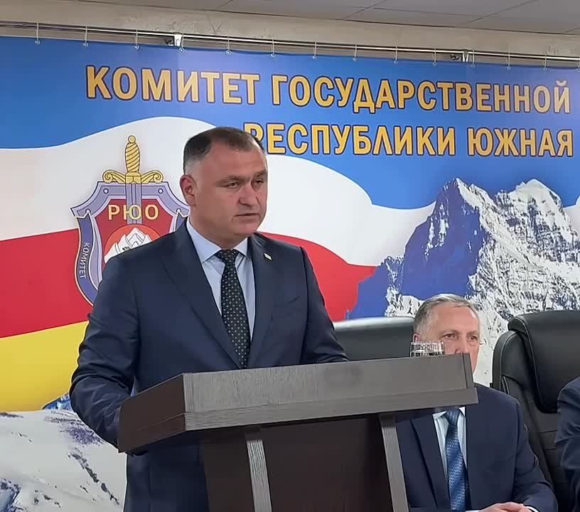 "Вы оплот безопасности Южной Осетии": президент Алан Гаглоев поздравил сотрудников КГБ с 33-й годовщиной со дня основания