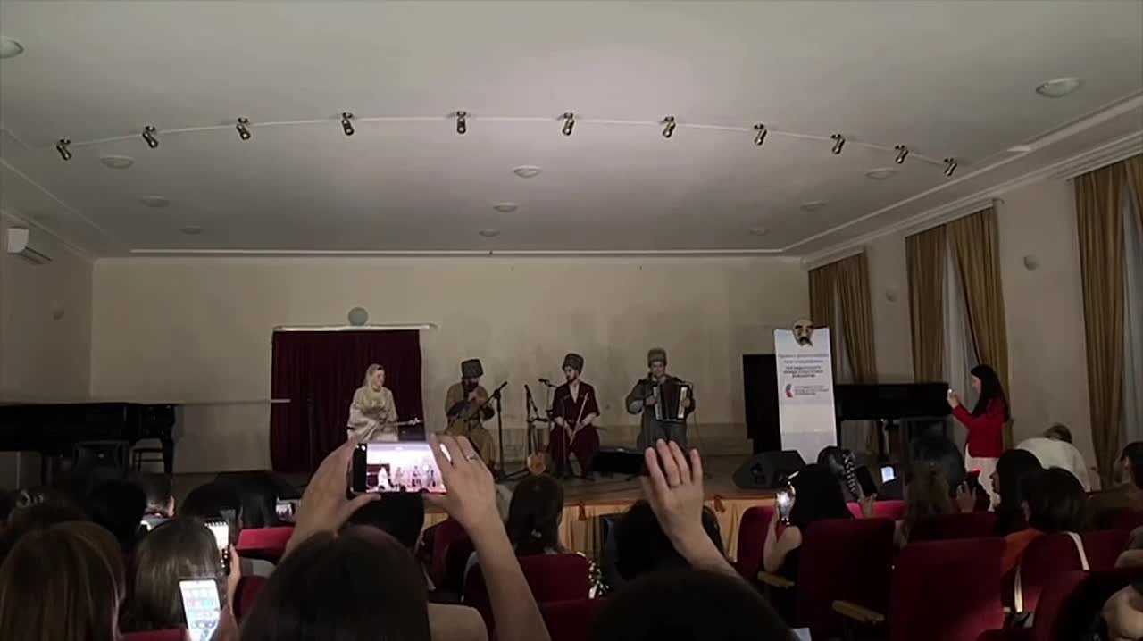 Отключение света не прервало концерт Ragon Bal, а только сделало его атмосфернее