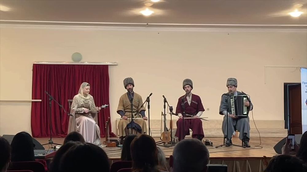В Музучилище имени Феликса Алборова в Цхинвале проходит музыкальный вечер фолк-группы Ragon Bal
