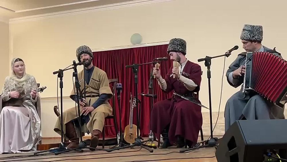 В Цхинвале выступает Ragon Bal — коллектив из Владикавказа, исполняющий традиционную осетинскую музыку